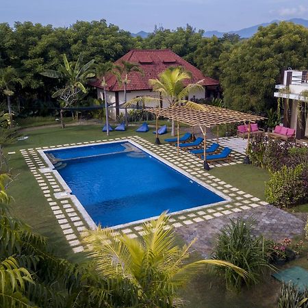 Batu Ampar Menjangan Hotel Banyuwedang Luaran gambar
